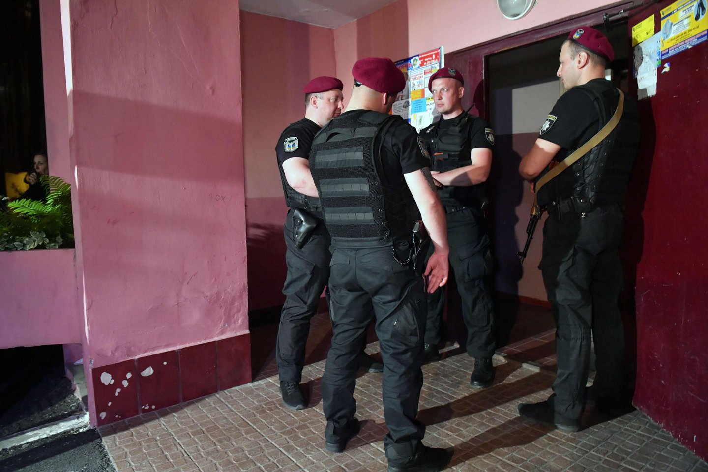 Į A. Babčenką buvo paleisti keli šūviai jo namo laiptinėje. <br>AFP/Scanpix nuotr.