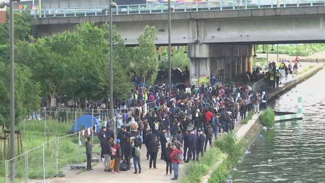 Paryžiaus policija iškeldina šimtus migrantų iš savadarbės stovyklos