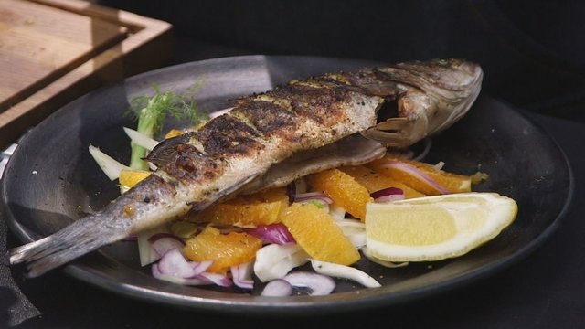 Vasariškas keptos žuvies receptas – penkios minutės ir jūs jau prie stalo