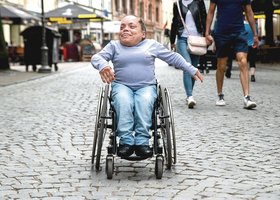 125 cm ūgio garsaus menininko dukra niekada nepažino tėvo meilės