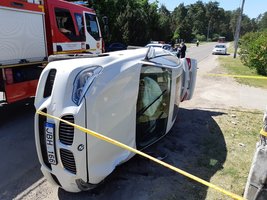 Nelaimė Kaune: BMW virto ant šono, pėsčiąjį medikai išvežė į ligoninę