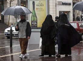 Danija uždraudė viešose vietose dėvėti burkas ir nikabus