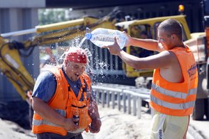 Darbas karštyje pavojų kelia ne tik dirbantiems lauke