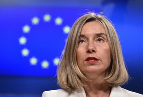 ES misija Kijeve nesusijusi su žurnalisto mirties inscenizacija, sako Fredericos Mogherini atstovė