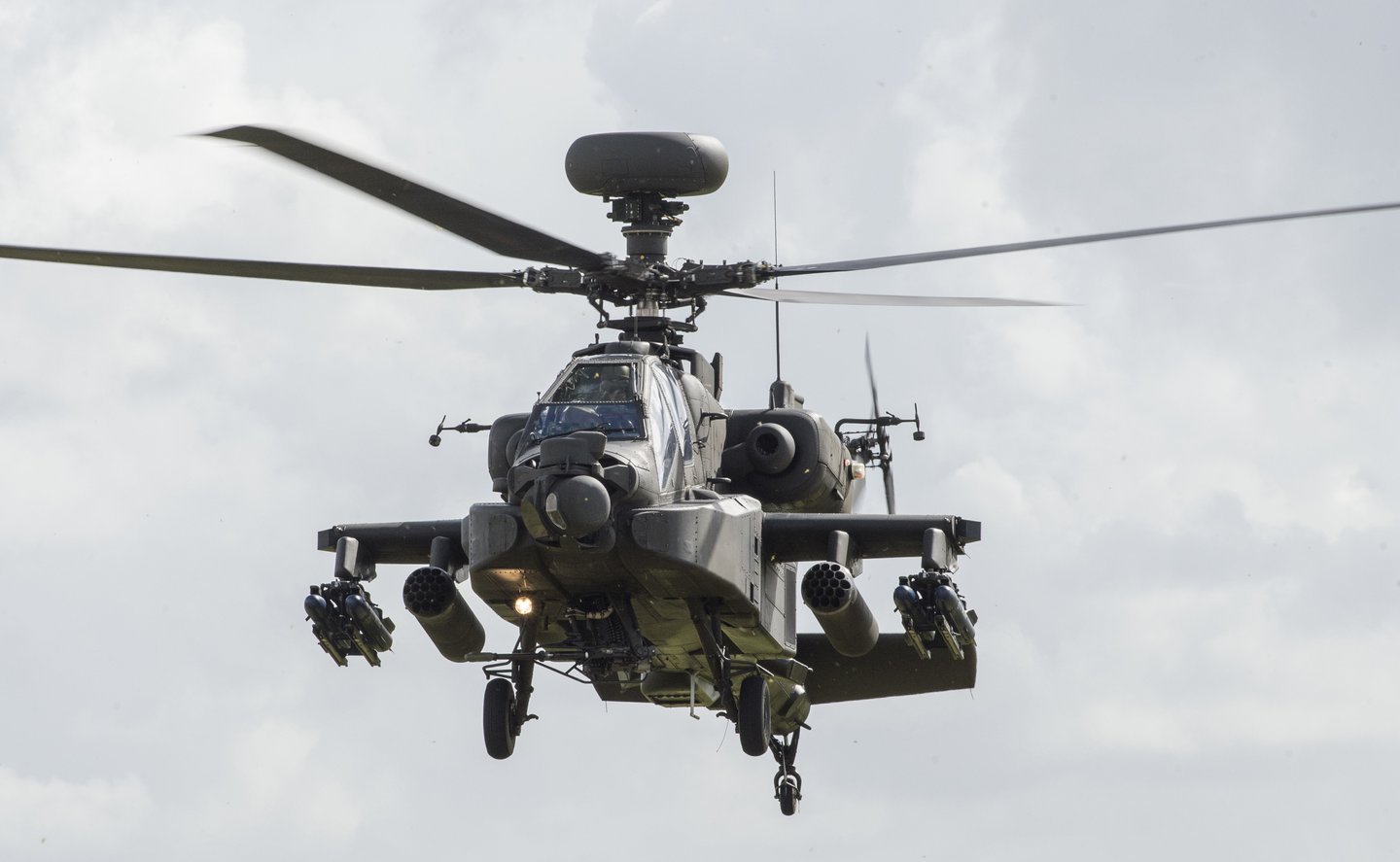 „Apache“ sraigtasparnius naudoja 16 šalių, tarp kurių yra Japonija, Olandija, Jungtinė Karalystė, Izraelis, Saudo Arabija ir daugybė kitų.<br> Goff Photos / Scanpix nuotr.