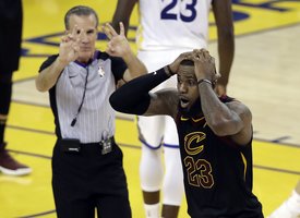 Žvėrišką taškų skaičių pelnęs L. Jamesas NBA finale kapituliavo po kvailos klaidos
