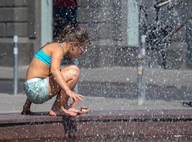 Pirmasis vasaros savaitgalis pasitiks ir karščiu, ir lietumi