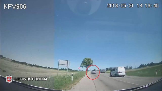 BMW gaudynės: sprukdamas nuo pareigūnų girtas vairuotojas sužalojo policininką