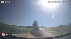 Neblaivus BMW vairuotojas sprukdamas nuo pareigūnų kliudė policininką