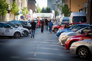 „Press ralis“ prasidėjo tyliai – pirmieji startavo elektromobiliai