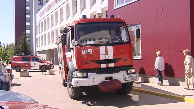 Į Vilniaus Santarų klinikas skubėjo ugniagesiai – buvo evakuojami žmonės