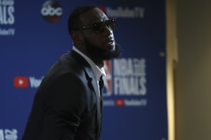 Žurnalisto klausimų neapsikentęs LeBronas Jamesas išėjo iš spaudos centro