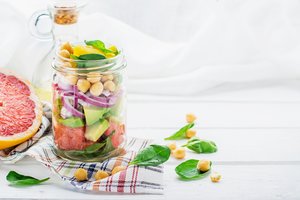 Tarp naujausių iškylų madų – plastikinius indus išstumiantys stiklainiai