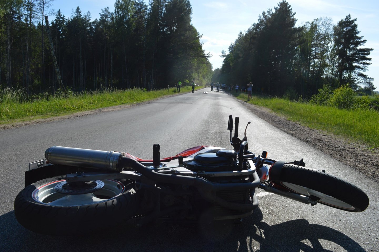 Šiaulių rajono kelyje Bubiai – Ramučiai išvažiavusi į priešingos krypties eismo juostą ir susidūrusi su automobiliu žuvo motociklininkė. <br> Policijos nuotr.