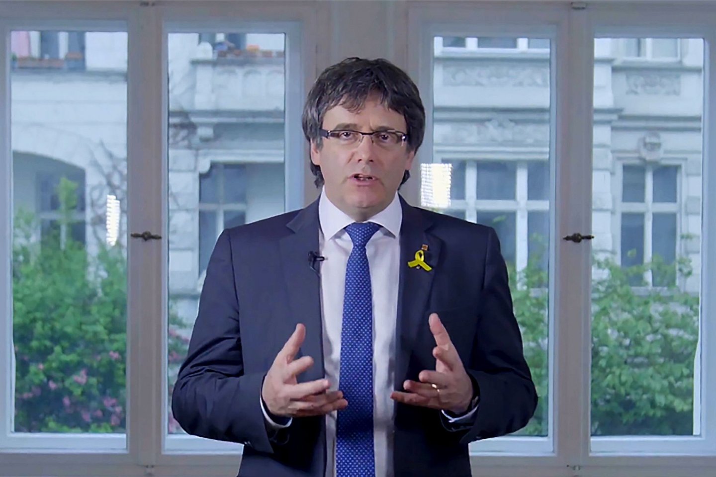 Vokietijos federaliniai prokurorai penktadienį pranešė pateikę oficialų prašymą išduoti Ispanijai nuverstą katalonų lyderį Carlesą Puigdemont'ą, kur jo laukia kaltinimai maišto kurstymu ir korupcija.