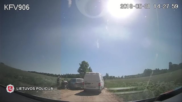 Tarsi filme: girtas BMW vairuotojas partrenkė policininką ir spruko