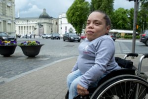 Baisios lemties paliestą menininko dukrą daugybė vyrų nešiojo ant rankų