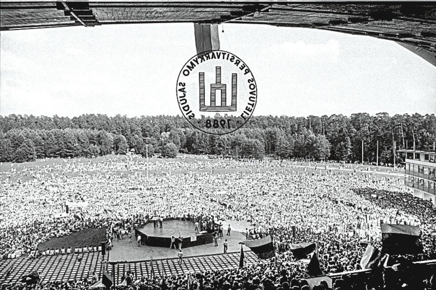 1988 metų birželio 3-iąją gimęs Sąjūdis greitai ėmė rengti didžiulius mitingus.<br> V.Kapočiaus nuotr.