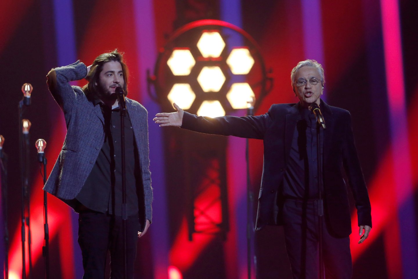 S.Sobralis ir C.Veloso šių metų „Eurovizijos“ finale.<br>„Scanpix/Reuters“ nuotr.