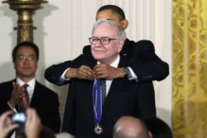 Už galimybę papietauti su milijardieriumi Warrenu Buffettu paklojo milijonus