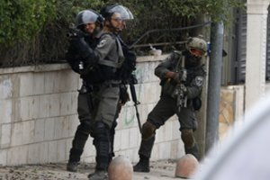 Nukautas palestinietis, mėginęs traktoriumi rėžtis į Izraelio karius