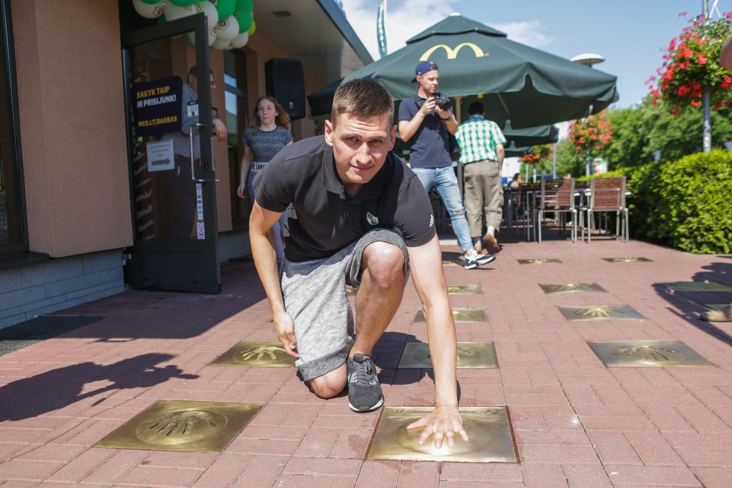 Edgaro Ulanovo rankos įspaudas „McDonald's“ alėjoje.