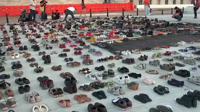 Artimieji nebeištvėrė: protestuodami prie parlamento išrikiavo žuvusiųjų batus