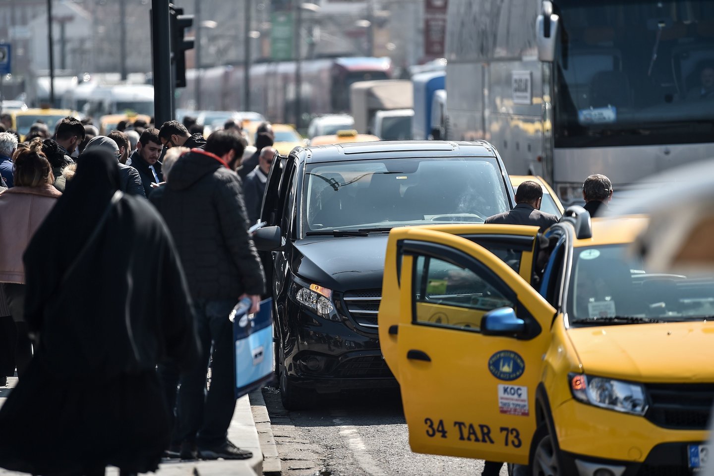 Stambulo taksistai primygtinai reikalauja uždrausti Turkijoje „Uber“ veiklą.<br> AFP-Scanpix nuotr. 