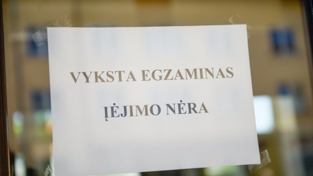 Privalomą lietuvių kalbos egzaminą laikę abiturientai: naujovė padėjo ne visiems
