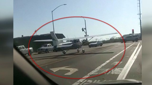 Tokios kliūties sankryžoje vairuotoja nesitikėjo: kelyje nutūpė lėktuvas