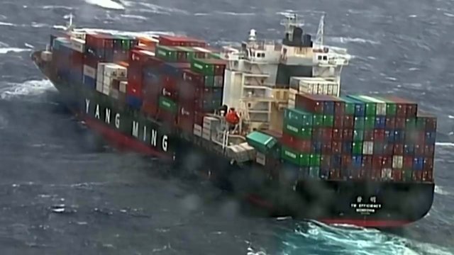 Laivas prie Australijos krantų išbarstė 83 konteinerius