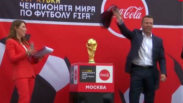 Į Maskvą atgabentas pagrindinis Pasaulio futbolo čempionato trofėjus