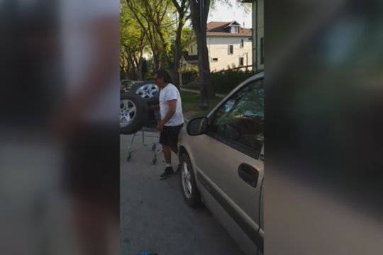 Vairuotojas drąsiai gaudė vyrus, pavogusius jo ratus – pabaiga nustebins