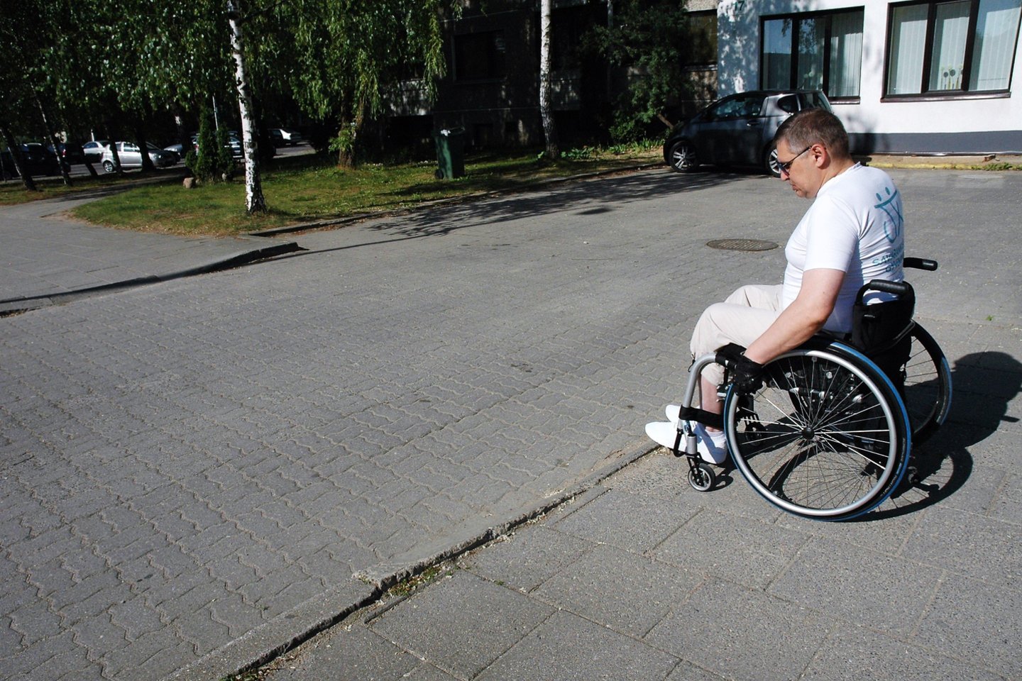  Neįgaliuosius vienijančių organizacijų atstovai konstatavo, kad Vilniaus miesto Pilaitės mikrorajonas, palyginti su kitais sostinės rajonais, neįgaliesiems pritaikyta neblogai, tačiau trūkumų vis dar apstu.<br> L.Jakubauskienės nuotr.