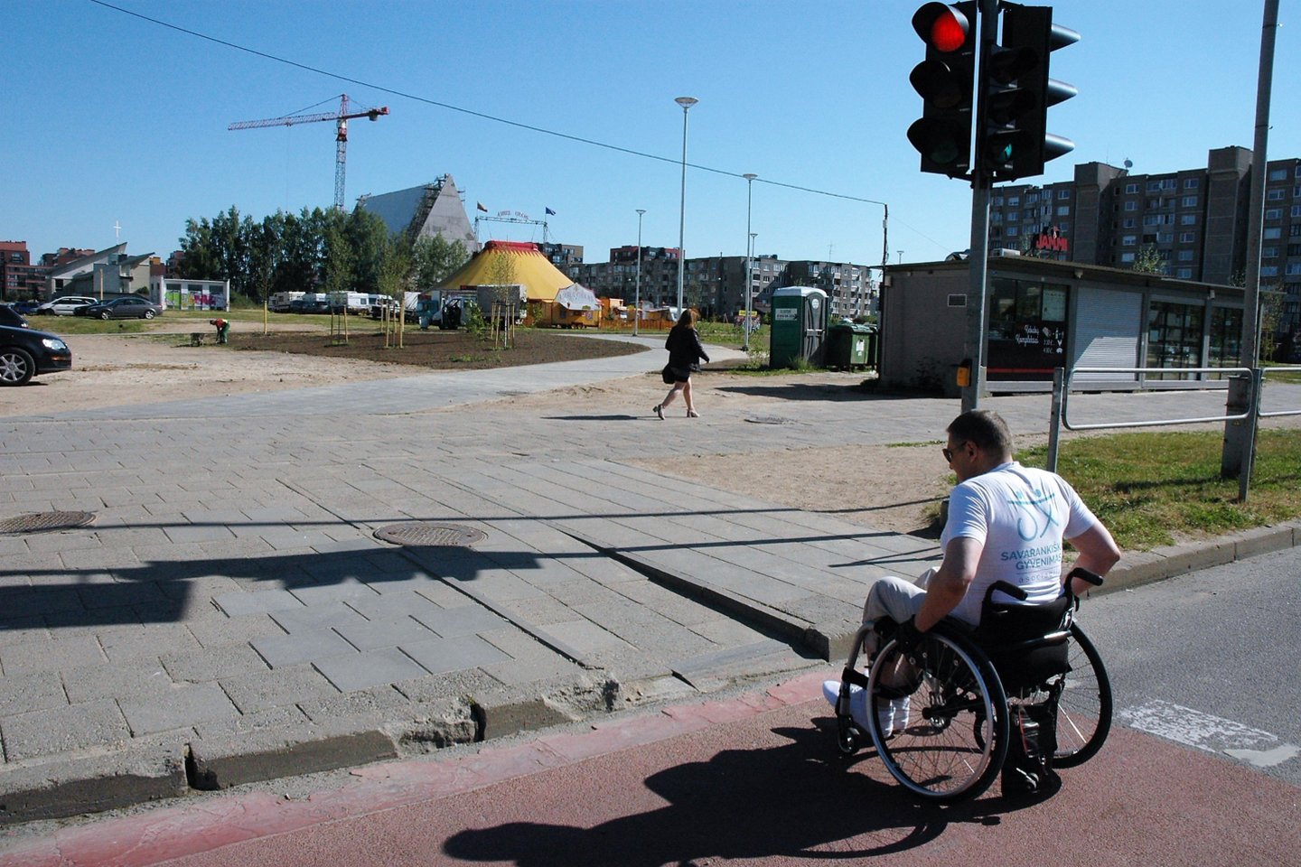  Neįgaliuosius vienijančių organizacijų atstovai konstatavo, kad Vilniaus miesto Pilaitės mikrorajonas, palyginti su kitais sostinės rajonais, neįgaliesiems pritaikyta neblogai, tačiau trūkumų vis dar apstu.<br> L.Jakubauskienės nuotr.