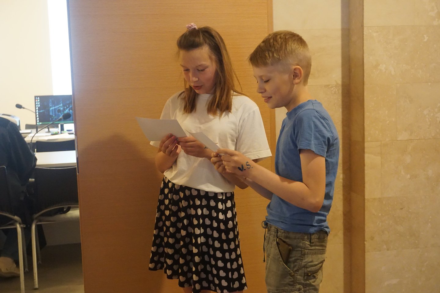  Tarptautinę vaikų gynimo dieną Kauno apylinkės teisme vyko inszenizuotas renginys moksleiviams, po kurio vaikai piešė, vaišinosi skanėstais.<br> Kauno apylinkės teismo nuotr.