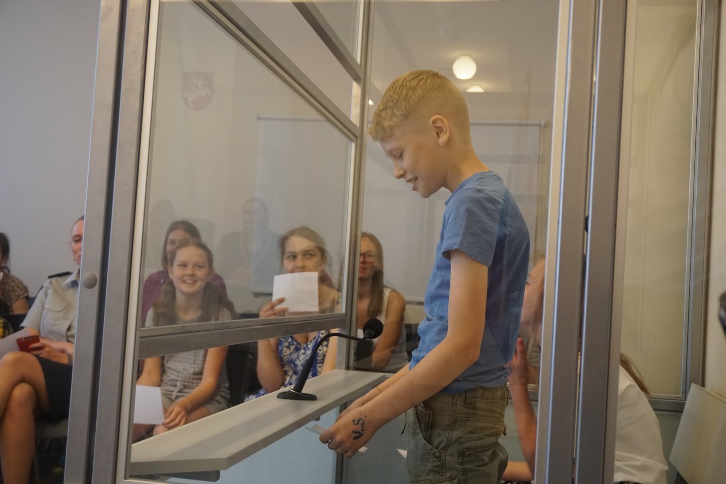  Tarptautinę vaikų gynimo dieną Kauno apylinkės teisme vyko inszenizuotas renginys moksleiviams, po kurio vaikai piešė, vaišinosi skanėstais.<br> Kauno apylinkės teismo nuotr.
