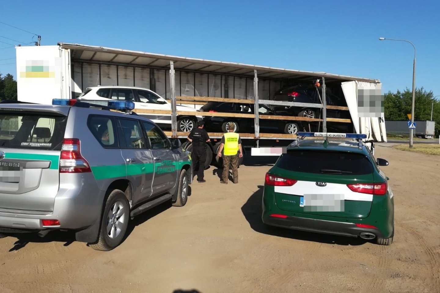 Lenkijos policijos pareigūnai sulaikė tris vogtus BMW markės automobilius vilkiku vežusį lietuvį.<br> Lenkijos policijos nuotr.