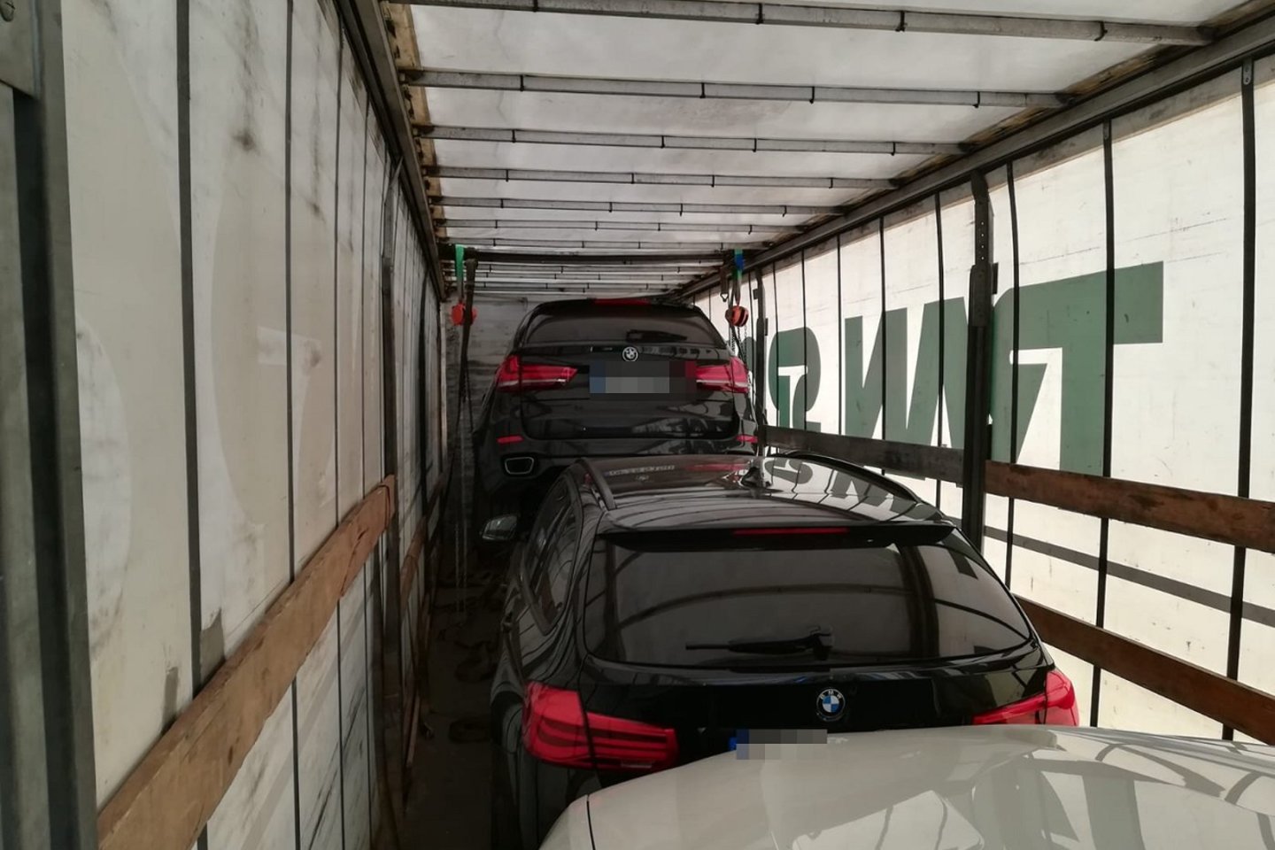 Lenkijos policijos pareigūnai sulaikė tris vogtus BMW markės automobilius vilkiku vežusį lietuvį.<br> Lenkijos policijos nuotr.