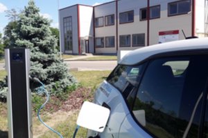 Vilniuje atidarė išskirtinę elektromobilių įkrovimo stotelę