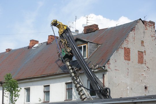 Kauno centre namą užgriuvo milžiniškas statybinis grąžtas, gyventojai apimti panikos
