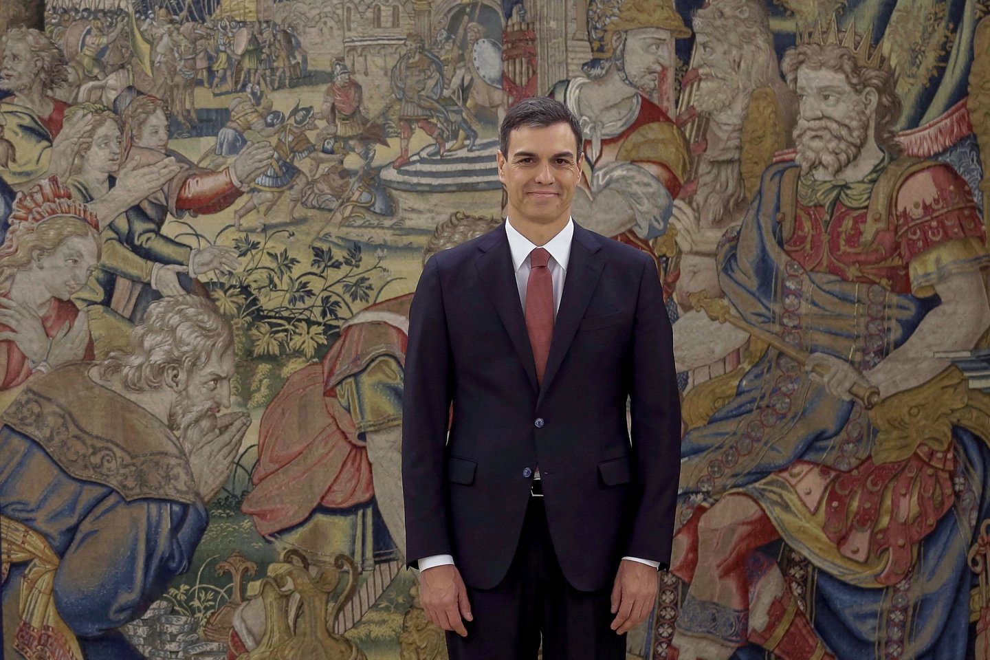 Naujasis Ispanijos premjeras socialistas Pedro Sanchezas formuos kabinetą, kurio sudėtyje nebus ministrų iš kraštutinės kairės partijos „Podemos“, padėjusios jam nuversti ankstesnį vyriausybės vadovą Mariano Rajoy, pirmadienį informavo viena iš Socialistų partijos lyderių.