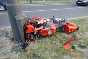 Nesuvaldęs motociklo kaunietis rėžėsi į stulpą