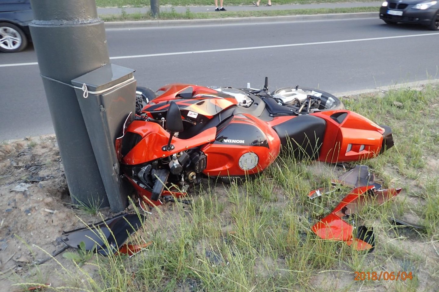 Nesuvaldęs motociklo kaunietis rėžėsi į stulpą.