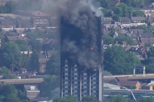 Pradėtas tyrimas dėl kraupaus gaisro Londone – aiškėja daugiau įvykio aplinkybių