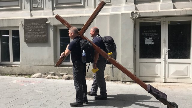 Vaizdas, sukėlęs klausimų: du vyrai Vilniaus gatvėmis nešė didžiulį kryžių