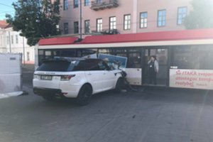 Vilniuje iš šalutinio kelio išlindęs visureigis taranavo troleibusą