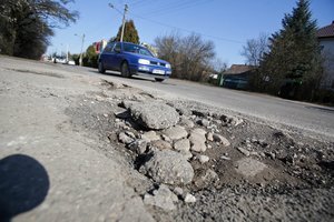 Akibrokštas vairuotojams: pasakė, kodėl iš tiesų kelių būklė taip suprastėjo