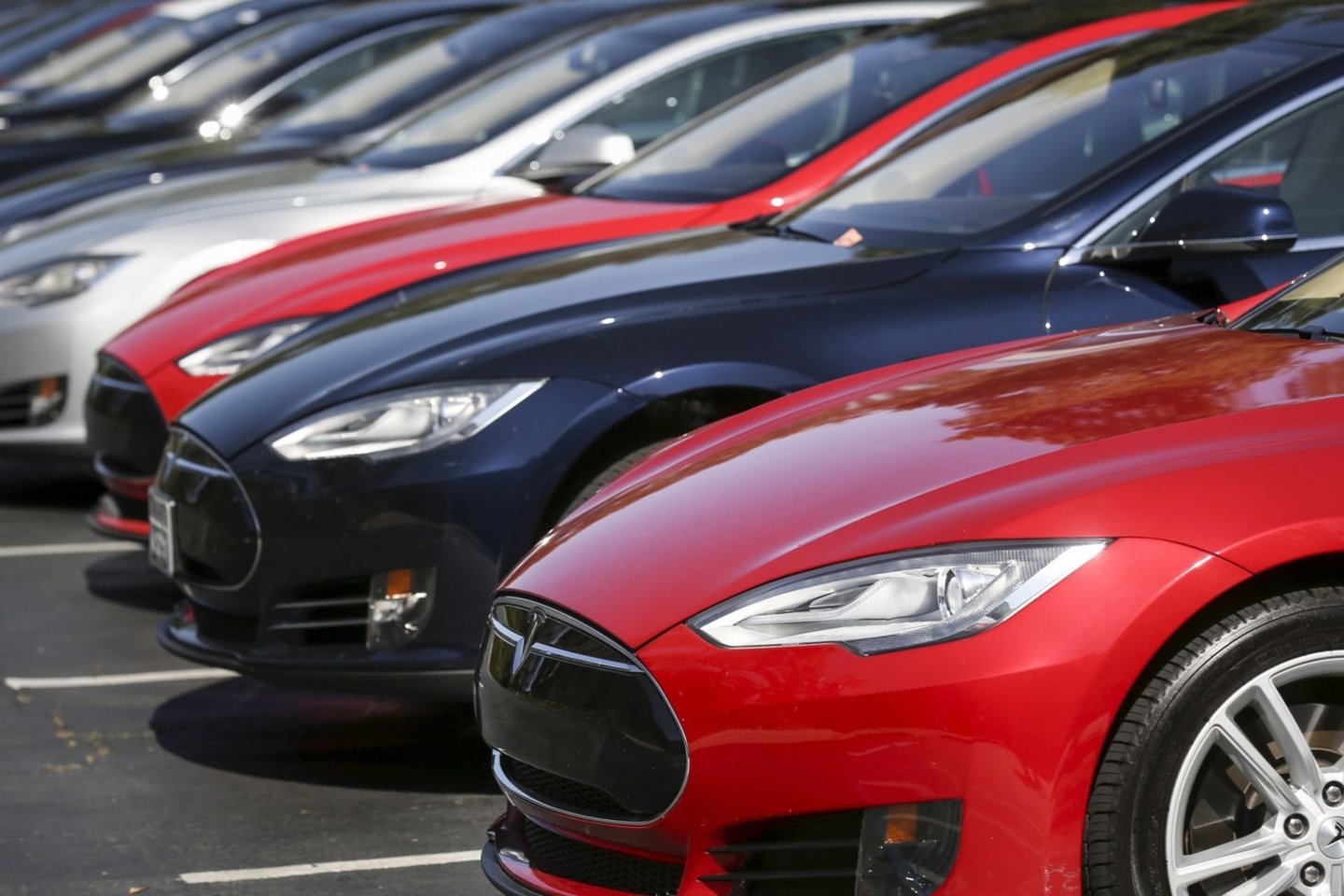 Elonas Muskas tvirtino, kad sunkiausi „Tesla" laikai jau praėjo.<br>Reuters/Scanpix nuotr.