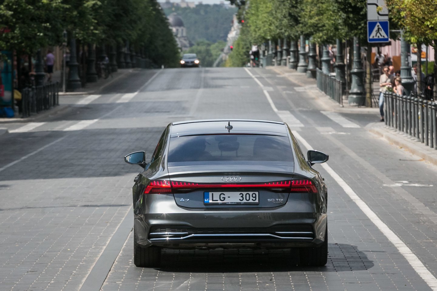 „Audi A7 Sportback“ yra praktiška, tačiau ne ką pigesnė alternatyva prašmatniems didiesiems kupė modeliams.<br> M. Ambrazo nuotr.